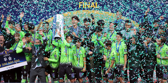 The Jeonbuk Hyundai Motors lift the FA Cup after defeating Ulsan Hyundai FC 2-1 to win the FA Cup final on Sunday in Jeonju, North Jeolla. [YONHAP]