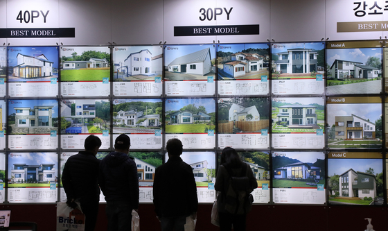 Visitors looking at pictures of stand-alone houses during an architecture exhibition held at Kintex, Goyang, Gyeonggi, on Thursday. Interest on such residential houses has been rising as apartment prices continues to go up. [YONHAP] 
