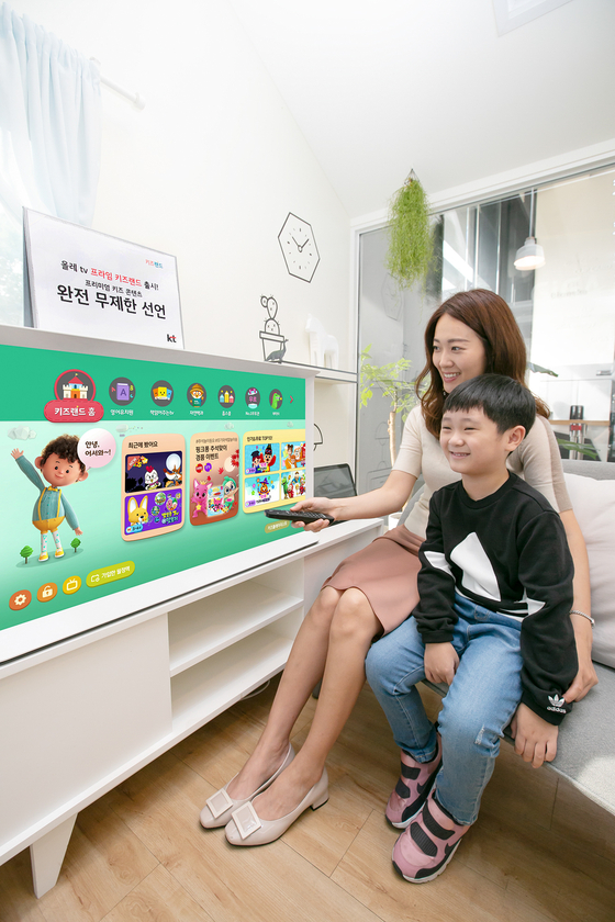 Models watch KT's Olleh Kids' Land, an IPTV service providing educational content for children under seven years old, on television Sunday. More than 5.6 million users have signed up on the service as of Sunday, two years after its launch. [YONHAP]