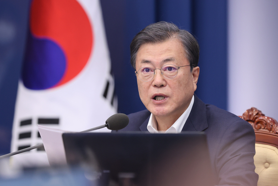 President Moon Jae-in speaks during the senior secretaries' meeting at the Blue House on Monday.  [YONHAP] 