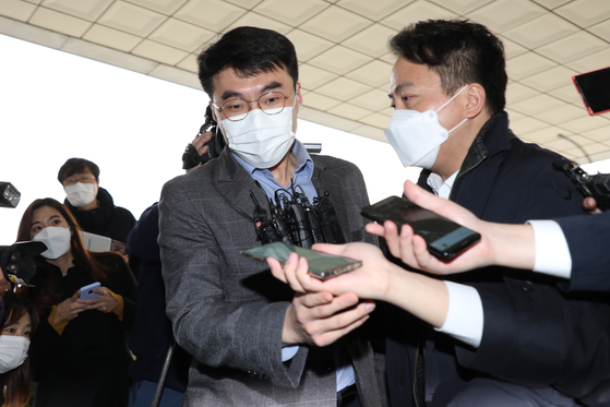 Rep. Kim Nam-kook of the ruling Democratic Party enters the Supreme Prosecutors' Office on Monday to inspect the special expenses account spending records of the prosecution and the Ministry of Justice.  [YONHAP] 