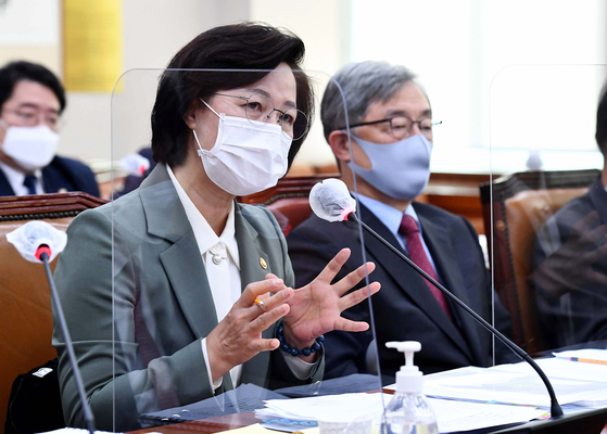 Justice Minister Choo Mi-ae, left, speaks during the Legislation and Judiciary Committee of the National Assembly on Thursday.  [YONHAP] 