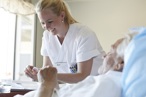 Sweden has some 138,000 assistant nurses working with home care and at retirement homes. [MASKOT/FOLIO/IMAGEBANK.SWEDEN.SE]