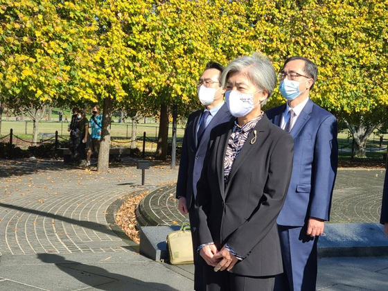 Korean Foreign Minister Kang Kyung-wha pays respects to U.S. soldiers killed in the 1950-53 Korean War on a visit to the Korean War Veterans Memorial in Washington on Sunday, after Joe Biden was named U.S. president-elect the previous day. She was scheduled to meet with U.S. Secretary of State Mike Pompeo on Monday. [YONHAP]