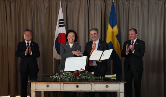 Korea's Minister of SMEs and Startups Park Young-sun, center left, and Sweden's Minister for Business, Industry and Innovation Ibrahim Baylan, center right, sign an agreement on bilateral cooperation on SMEs and start-ups at the Grand Hotel Saltsjobaden in Sweden on June 15, 2019. Korea's President Moon Jae-in, far left, and Swedish Prime Minister Kjell Stefan Lofven, far right, congratulate the occasion. [JOINT PRESS CORPS OF THE BLUE HOUSE]
