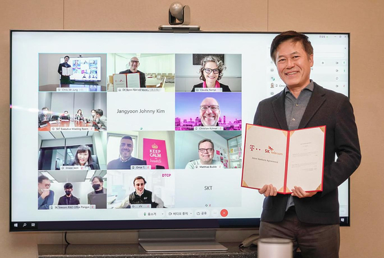 SKT President Park Jung-ho takes a commemorative photo with executives from Deutsche Telekom, including CEO Timotheus Höttges, first column center, after the joint venture agreement took place on Sunday. [YONHAP]