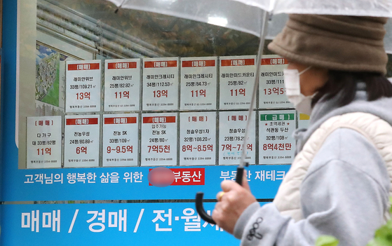 Postings on the window of a real estate agency in Seoul on Nov. 1 demonstrate the shortage of jeonse offerings in the local real estate market. [NEWS1]