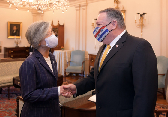 Korean Foreign Minister Kang Kyung-wha, left, and U.S. Secretary of State Mike Pompeo shake hands during a meeting at the State Department in Washington Monday in their first face-to-face talks since February. [FOREIGN MINISTRY] 