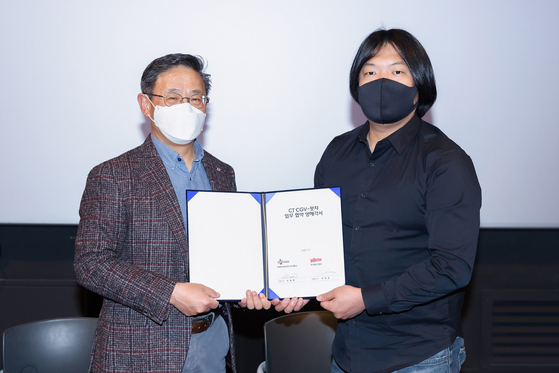 CJ CGV CEO Choi Byung-hwan (left) and Watcha CEO Park Tae-hoon pose for the camera after signing a memorandum of understanding on Monday. [WATCHA]