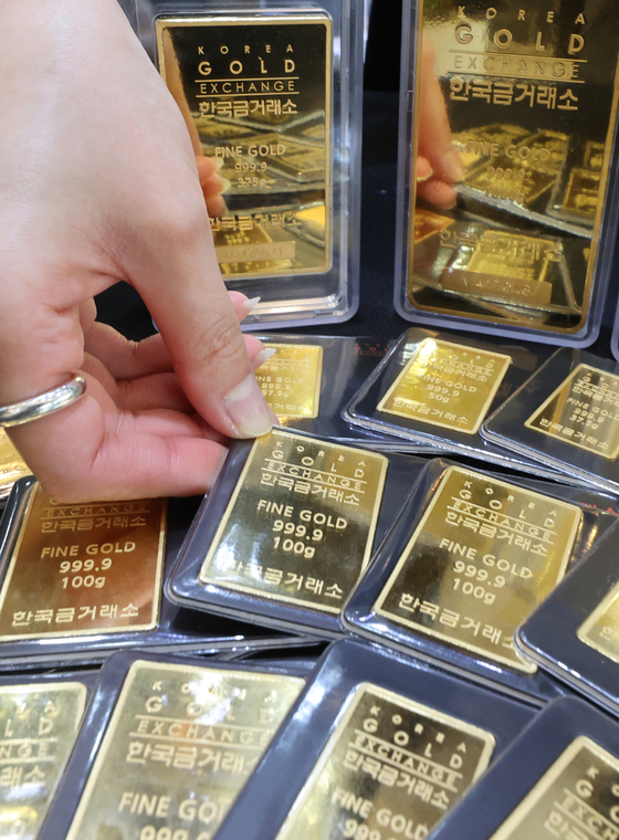 Gold bars on display at the Korea Gold Exchange’s office in Jongno, central Seoul, on Tuesday. Gold prices have been falling as the demand for safe assets declines due to news of the coronavirus vaccine. [YONHAP]