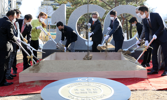 To commemorate the centennial of the foundation of the Korea Sports & Olympic Committee (KSOC), sports dignitaries, including KSOC President Lee Kee-heung, center, bury a time capsule at Jicheon National Training Center on Tuesday. [YONHAP]