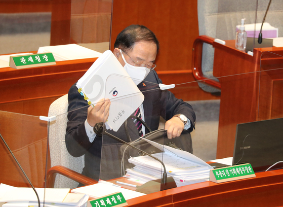Finance Minister Hong Nam-ki, at the National Assembly in Yeouido on Tuesday where the National Assembly lawmakers are questioning on next year's budget. [YONHAP]