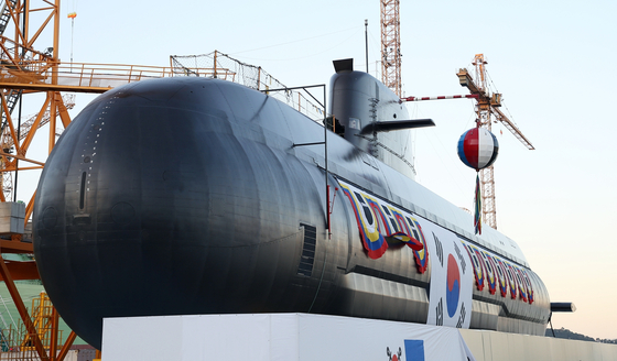 Korea's new domestically produced 3,000-ton Jangbogo-III submarine, Ahn Mu, featuring advanced combat and sonar systems, is revealed in a Navy launching ceremony Tuesday at the Okpo Shipyard of Daewoo Shipbuilding and Marine Engineering in Geoje, South Gyeongsang. The submarine is named after Korean independence fighter Gen. Ahn Mu (1883-1924), who led the independence army and defeated Japanese soldiers in the Bongodong and Cheongsanri battles in northeastern China in 1920. [YONHAP]