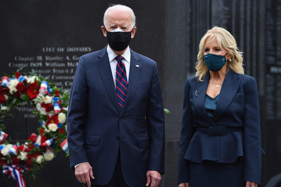 U.S. President-elect Joe Biden and his wife Jill Biden pay respects in a Veterans Day stop at the Korean War Memorial Park in Philadelphia on Wednesday. The visit took place hours before President Moon Jae-in had his first phone call with Biden on Thursday. [AFP]