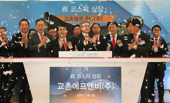Executives from Kyochon F&B celebrate the company's debut at the Korea Exchange in Yeouido, western Seoul. [NEWS1] 