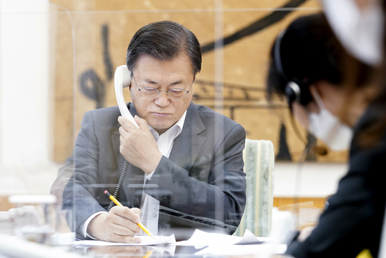 President Moon Jae-in on Thursday has his first telephone talk with U.S. President-elect Joe Biden at the Blue House. [YONHAP]