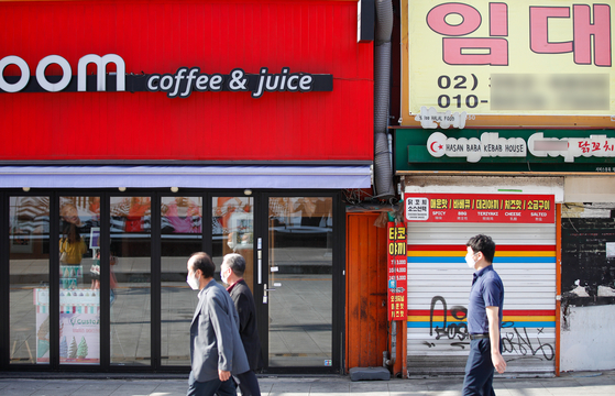A commercial unit needs a new tenant as small businesses have been closing amid the coronavirus pandemic on Sept. 27 in Sinchon, central Seoul. [NEWS1] 