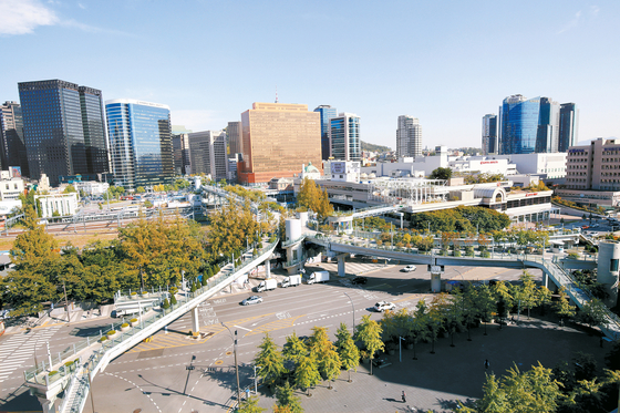 An aerial view of downtown Seoul shows Seoullo 7017 connecting the neighborhoods around Seoul Station. The Seoul Metropolitan Government has held over 30 urban renewal projects in the area since 2015. [SEOUL METROPOLITAN GOVERNMENT SEOUL METROPOLITAN GOVERNMENT]