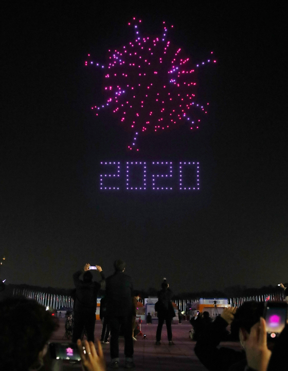 Drones make images in the night sky above Olympic Park in Songpa District, southern Seoul, on Saturday. The light show, which used 300 drones, was a collaboration between the Land, Transport and Infrastructure Ministry and the drone start-up UVify in promoting the government’s Korean New Deal. [YONHAP]