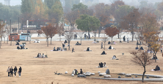 People practice social distancing at Yeouido Hangang Park near the Han River on Sunday amid looming fears of Level 1.5 social distancing restrictions being imposed. [YONHAP]