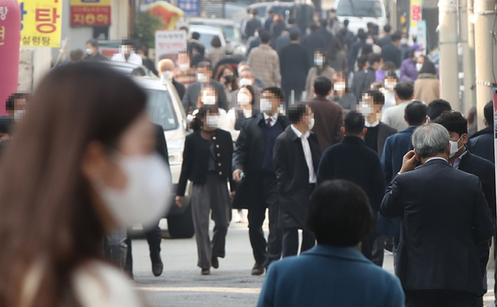 A street in Seocho District, southern Seoul, fills up during lunchtime Monday amid warnings from central health authorities about the greater Seoul area being elevated to Level 1.5 measures. [YONHAP]