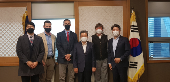 Lee Won-jae, commissioner of the Incheon Free Economic Zone Authority, fourth from left, poses with leadership of the University of Utah Asia campus on Nov. 4 after a meeting on industry-academia cooperation. [INCHEON FREE ECONOMIC ZONE]