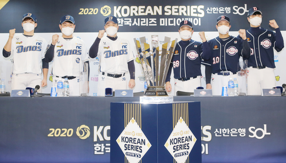 From left: NC Dinos' infielder Park Min-woo, catcher Yang Eui-ji and manager Lee Dong-wook and Doosan Bears' manager Kim Tae-hyoung, catcher Park Sei-hyok and pitcher Lee Young-ha pose for a photo during the Korean Series media day on Monday. [YONHAP]