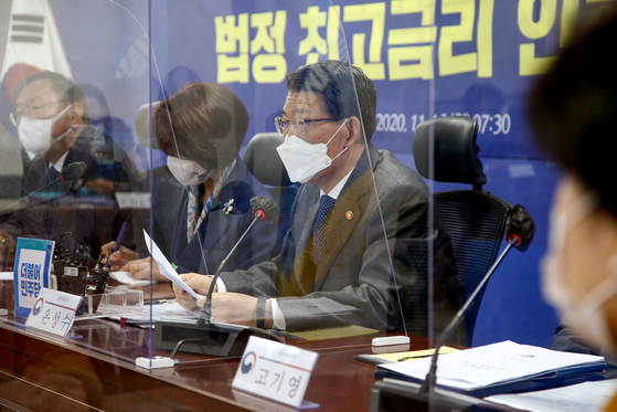 Financial Services Commission Chairman Eun Sung-soo announces plan of lowering the legal maximum ceiling on loan rates from 24 percent to 20 percent. [YONHAP]