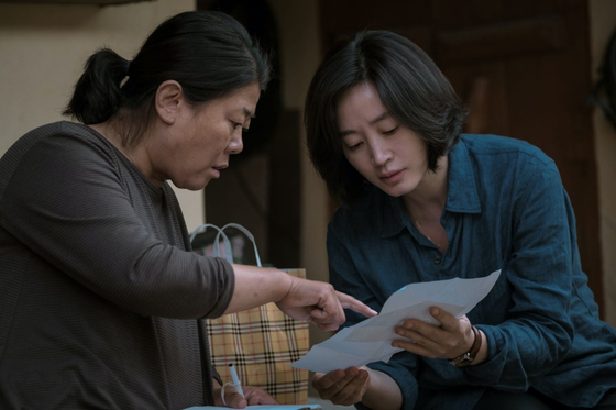 Hyun-soo (played by Kim Hye-soo) right, is a police detective trying to close a case revolving around Se-jin. [WARNER BROS KOREA] 