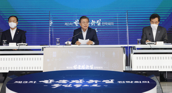 From left, Finance Minister Hong Nam-ki, President Moon Jae-in and Democratic Party leader Lee Nak-yon at a Korean New Deal strategy meeting held at Dongdaemun Design Plaza (DDP) in Seoul on Monday. [YONHAP[