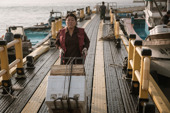 Samcheondaek, played by actor Lee Jung-eun, is a resident on the island who cannot speak and the only adult who helps Se-jin in the film "The Day I Died: Unclosed Case." [WARNER BROS KOREA] 