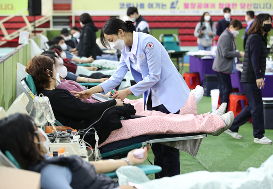 At the indoor sports stadium in Daegu on Monday, members of the Shincheonji Church of Jesus in Daegu donate plasma to be used to develop cures for Covid-19. About 4,000 of the controversial religious sect's followers who have recovered from Covid-19 infections are expected to donate their plasma in the coming three weeks. [NEWS1]
