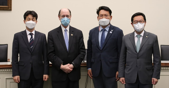 Democratic Rep. Brad Sherman of California, second from left, poses with a group of Korean Democratic Party lawmakers led by Rep. Song Young-gil, third from left, at the Rayburn House Office Building in Washington Monday. [OFFICE OF REP. SONG YOUNG-GIL]