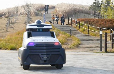 An autonomous patrol robot roams a park in Siheung, Gyeonggi, on Tuesday. According to the Siheung city government, the patrol robot developed by the automobile parts developer Mando will patrol the park between 6 p.m. and 11 p.m. three times a week until November 2022. [SIHEUNG CITY]