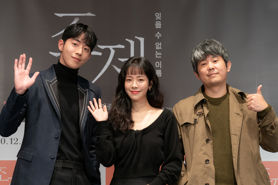 From left, actors Nam Joo-hyuk, Han Ji-min and director Kim Jong-kwan pose for the camera at an online press event for their upcoming film ″Josee.″ [WARNER BROS KOREA]