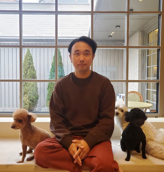 Author Lee Dong-geun [LEE DONG-GEUN]