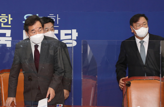 Ruling Democratic Party (DP) Chairman Rep. Lee Nak-yon, left, and floor leader Rep. Kim Tae-nyeon, right, sit down for a meeting to announce the party will move forward with revising a law governing the launch of a new corruption investigation agency. [OH JONG-TAEK]