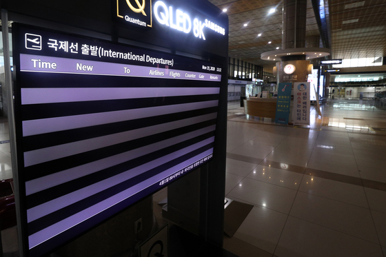 The departure schedule screen at Gimpo International Airport is empty, Thursday, as planes remain grounded due to worldwide travel bans. [NEWS1]
