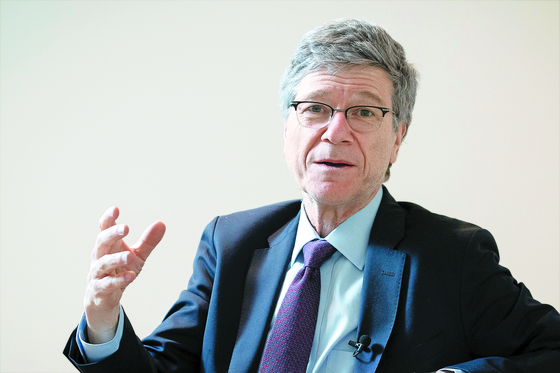Jeffrey D. Sachs, a professor of economics at Columbia University, warned against the idea of a new Cold War with China in an interview with JoongAng Ilbo. [JANG JIN-YOUNG]