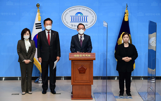 Main opposition People Power Party lawmakers at the National Assembly on Thursday criticize the ruling party's decision to move forward with revising a law on a new corruption investigation agency. [YONHAP]