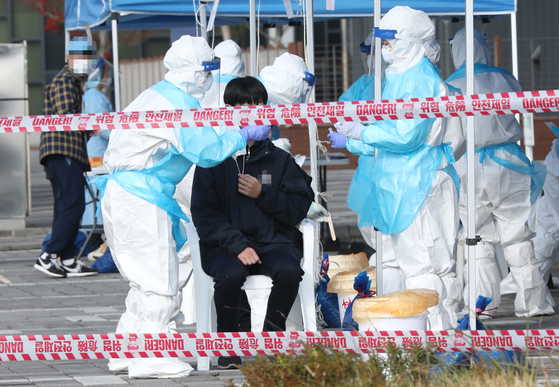 Students attending an international school in Jeju receive Covid-19 tests from a local clinic after a student at the school tested positive. [YONHAP]