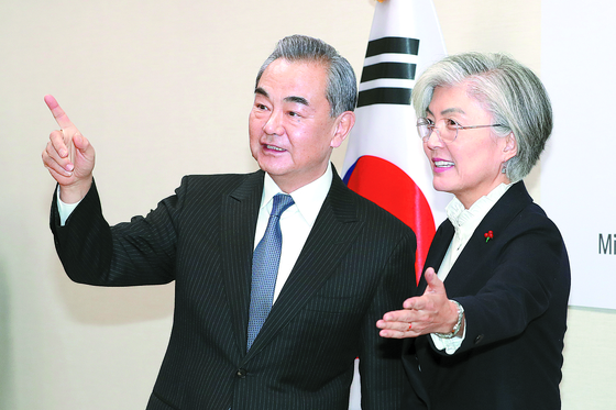 Chinese Foreign Minister Wang Yi, left, meets with Korean Foreign Minister Kang Kyung-wha during his last visit to Seoul in December last year. [NEWS1]
