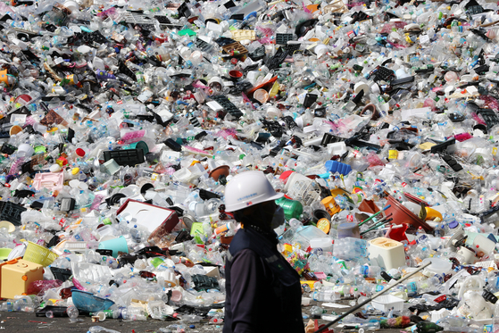 A worker at a recycling center in Suwon, Gyeonggi, on Oct. 5. [NEWS1]