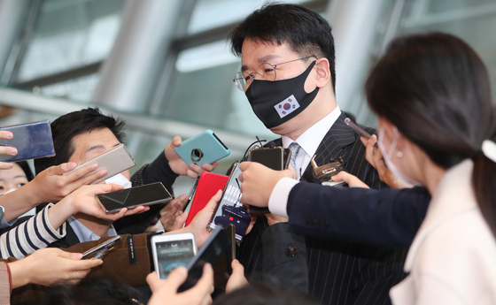 Hanjin KAL Chairman Cho Won-tae answers reporters' questions after a Korea-U.S. business leader meeting held in Yeouido, western Seoul, last week. [NEWS1]