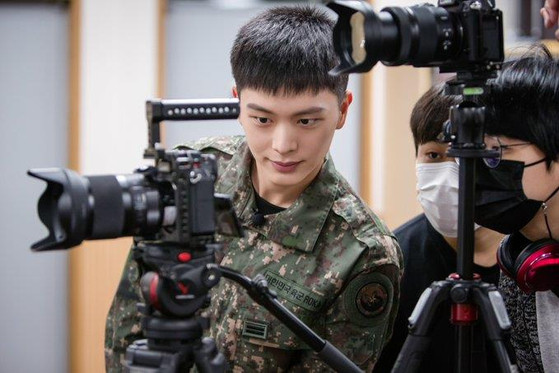 Singer Yook Sung-jae of boy band BtoB takes part in the Military Manpower Administration's ″Pride in Military″ campaign to heighten the social awareness on mandatory military duties [MMA]