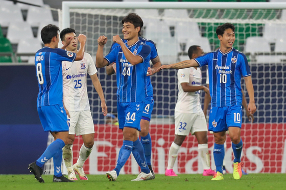 Ulsan Hyundai FC defender Kim Kee-hee, center, celebrates after scoring during the AFC Champions League Group E match against China's Shanghai Shenhua on Nov. 21. [AFP/YONHAP]