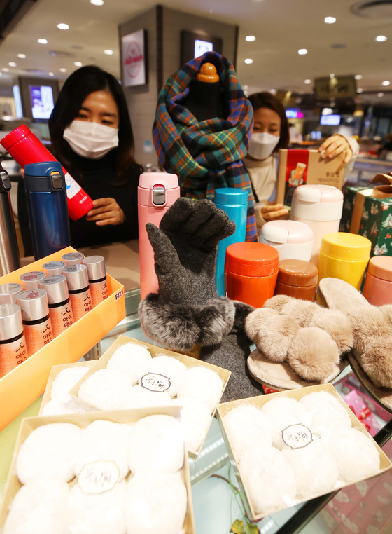Models promote health and winter products for students who are taking the upcoming College Scholastic Ability Test (CSAT), which is scheduled for Dec. 3, at Lotte Department Store's Daegu branch on Monday. According to the department store, it offers the products at a discount of up to 30 percent. [YONHAP]
