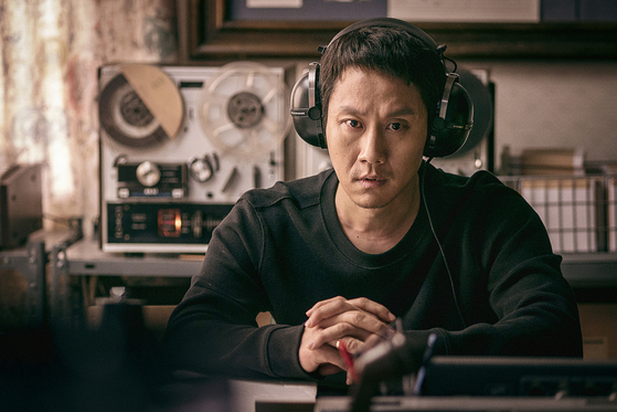 Actor Jung Woo portrays a police detective Dae-kwon, who goes undercover as a friendly next-door neighbor of a politician named Eui-sik under a house arrest to keep him under surveillance. [LITTLE BIG PICTURES] 