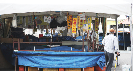 Stores at Moran Market in Seongnam, Gyeonggi, are shut down on Tuesday as the government elevated the social distancing level to 2 amid the resurgence of Covid-19 infections. The traditional market was scheduled to open on Nov. 24, 29 and Dec. 9, but the plans were all canceled.  [YONHAP] 