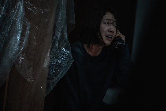 Seo-yeon (played by Park Shin-hye) finds her phone has been connected to the past and she can contact a young woman named Young-sook. [NETFLIX] 
